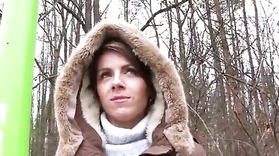 Продажной женщине натолкали в рот и выебли в киску за деньги