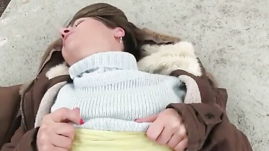 Продажной женщине натолкали в рот и выебли в киску за деньги