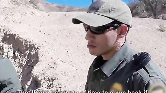 Стройная брюнетка попробовала секс в машине