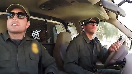 Стройная брюнетка попробовала секс в машине