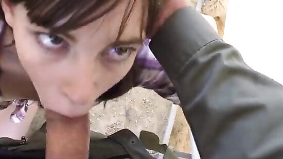 Стройная брюнетка попробовала секс в машине