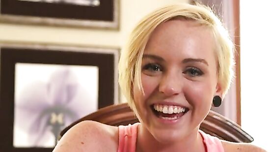 Девушка эротично сосет длинный член друга