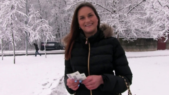 Улыбчивая студентка берет бабло за секс с незнакомцем