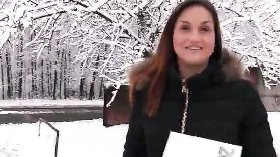 Улыбчивая студентка берет бабло за секс с незнакомцем