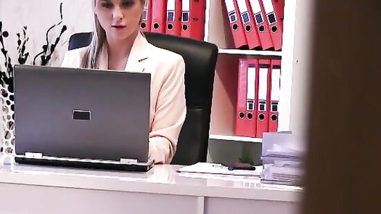 Красивая блондинка не удержалась и отдалась в рабочее время
