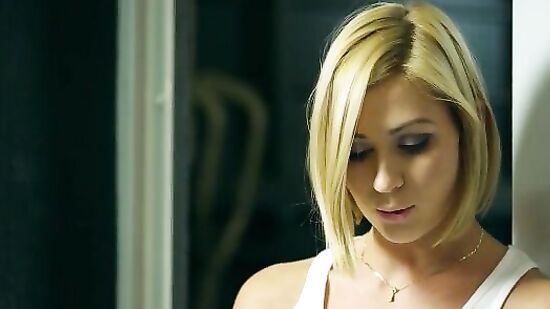 Стройная блондинка присела писей на женское лицо