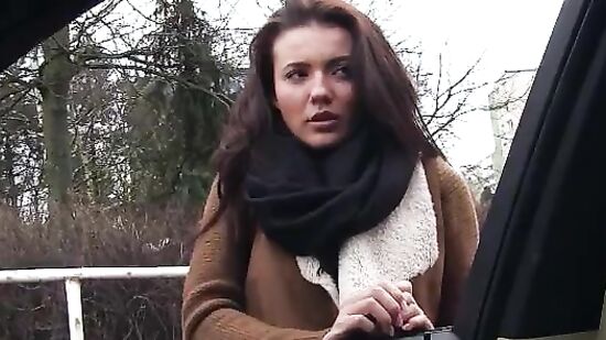 Студентка с легкостью отдалась незнакомцу в красивой бехе, сняла джинсы и дала раком