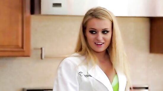 Блондинка с большим бюстом соблазнила соседа на кухне