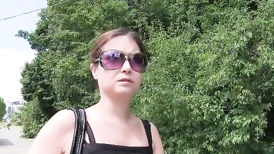 Татуированный мужик поставил телку раком и трахнул в лесу