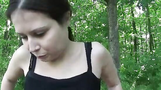 Татуированный мужик поставил телку раком и трахнул в лесу