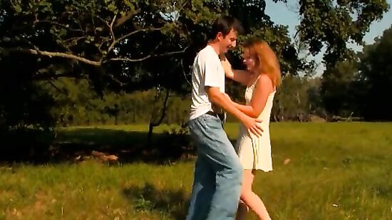 Студенты целуются и трахаются на красивой лужайке
