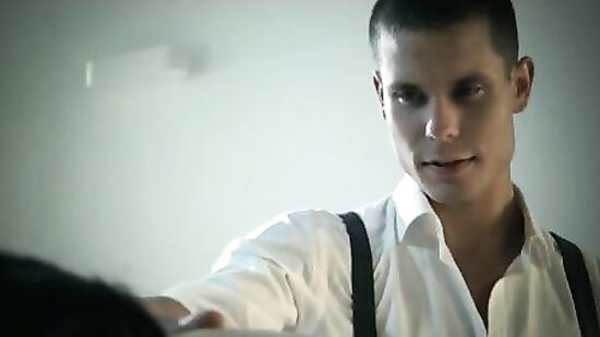 Девушка в чулочках совращает босса попкой