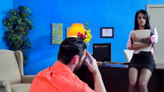 Секретарша в короткой юбке соблазнила босса ножками