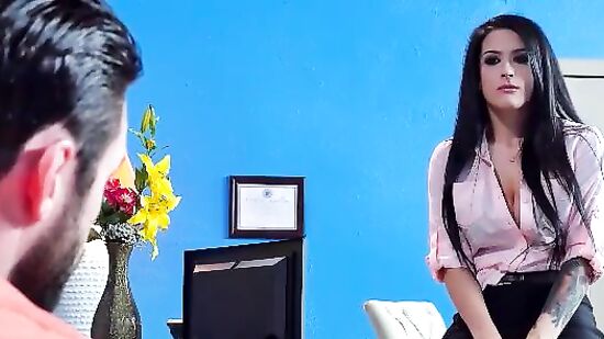 Секретарша в короткой юбке соблазнила босса ножками