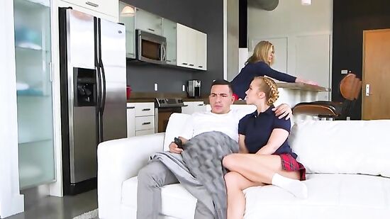 Мамка застукала дочь за сексом на кухне и от зависти трахнула обоих