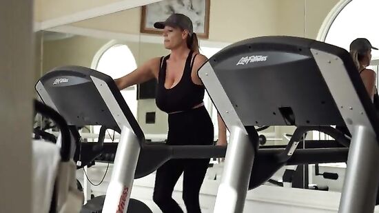 Опытный ебарь нагибает раком 50 летнюю зрелую женщину с большими сисяндрами