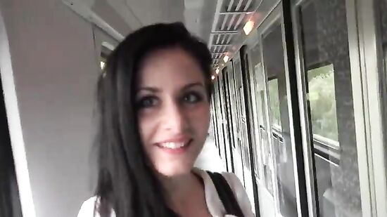 Супружеская пара предложила парочке секс в купе поезда за неплохие деньги