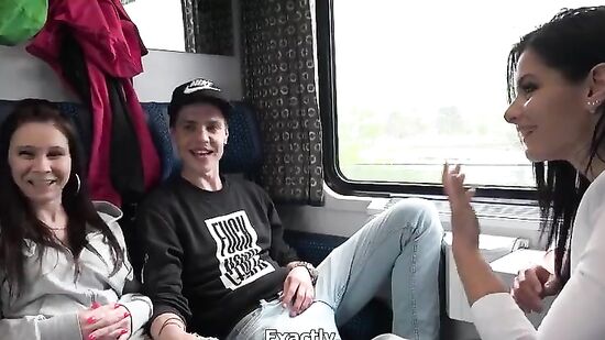 Супружеская пара предложила парочке секс в купе поезда за неплохие деньги