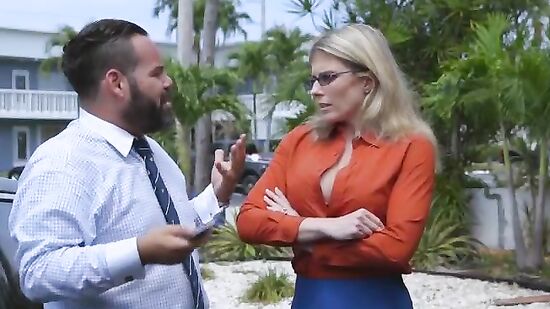 Зрелая тетка вернулась домой и застукала молодых на самом горячем