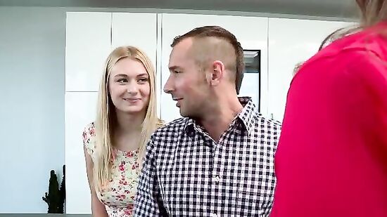 Опытная мамка учит девушку дрочить парню член и как правильно трахать его