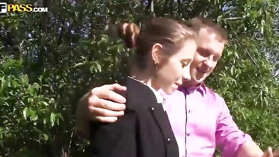 Учитель русского не постеснялся и выебал Наташу прямо в кустах