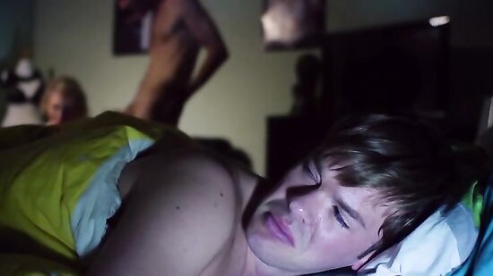 Пока парень играет в Playstation, Денни трахнул маму своего друга прямо у него за спиной