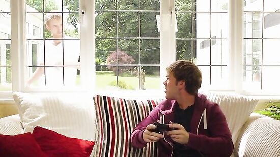 Пока парень играет в Playstation, Денни трахнул маму своего друга прямо у него за спиной