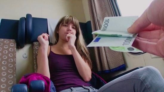 Турист заманчиво предложил деньги за секс без обязательств прямо в купе поезда