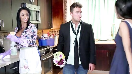 Домашнее проникновение в мамку своей девушки прямо на хозяйской кухне