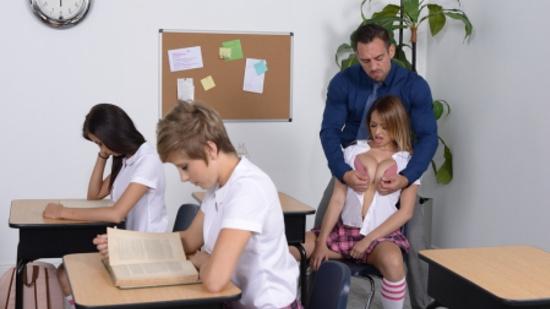 Преподу пришлось трахнуть возбужденную студентку прямо во время пары