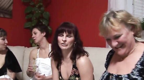 Чешские свингеры тусят под шампанское на настоящей групповой секс вечеринке