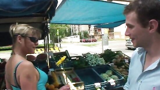 Два друга развели на секс в подьезде зрелую чешскую мамашу и трахнули по очереди