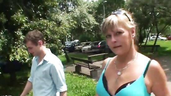 Два друга развели на секс в подьезде зрелую чешскую мамашу и трахнули по очереди