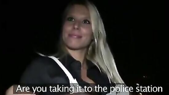 Все таки не смогла отказать незнакомцу в ебле в ближайшем подьезде