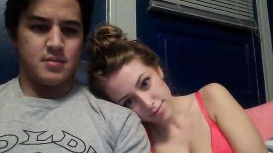 Влюбленная пара не стесняется показывать свой домашний секс перед вебкой