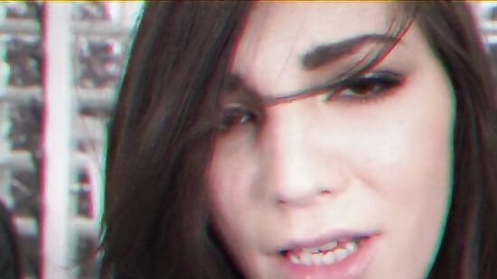 Настоящая фанатка сквирта брызгает мощными струями во время экстаза