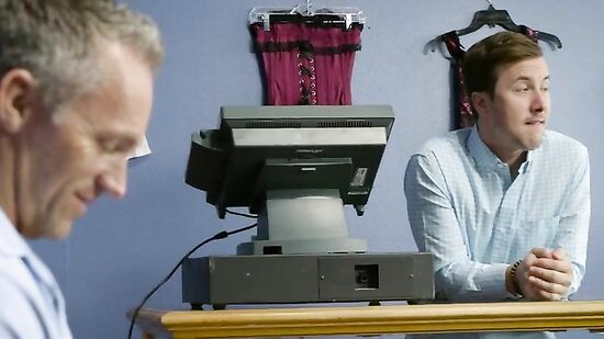 Тупой муж даже не успел ничего подумать, как жена уже изменила с продавцом в примерочной