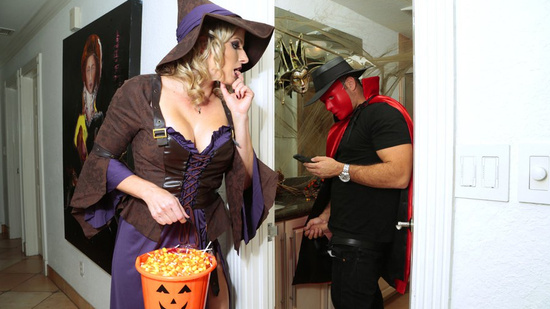 Застукала парня за дрочкой в туалете прямо на Halloween и решила трахнуть его