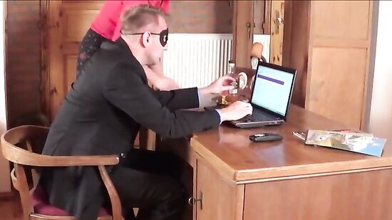 Муж и жена устроили ролевые игры и секс в одежде в стиле босса и секретарши