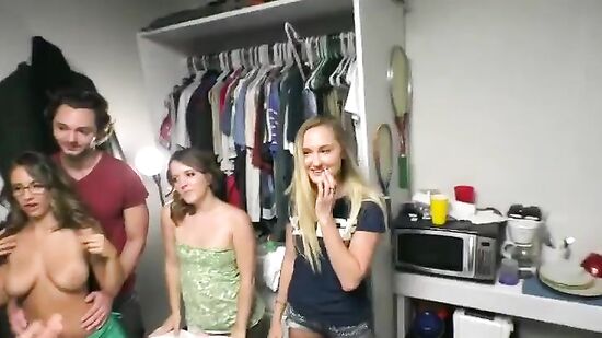 Пинг понг вечеринка американских студентов в одной из комнат большой общаги