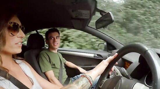 Нимфоманка подобрала пацана на дороге и трахнула в своем кабриолете