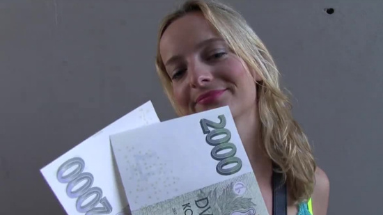 Чешская девушка настолько любит легкие деньги, что согласилась на секс ради них