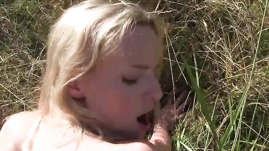 Чешская девушка настолько любит легкие деньги, что согласилась на секс ради них