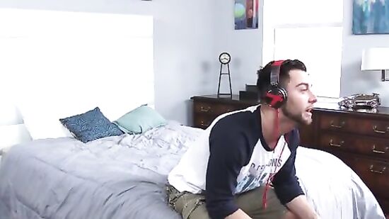 Отвлекла парня аналом от игры в PlayStation