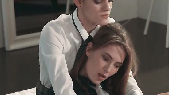 Красивый секс со страпоном двух молодых студенток из американского коледжа