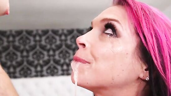 Опытная минетчица полностью проглотила член, причем вместе с яйцами