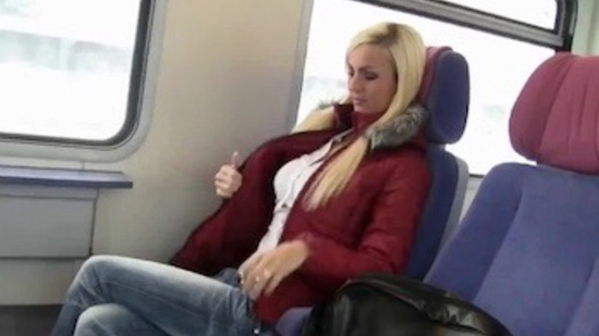 Пассажир подкатил к блондинке прямо в поезде
