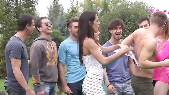 Три шкуры участвуют в групповой ебле с бандой неудержимых мужиков