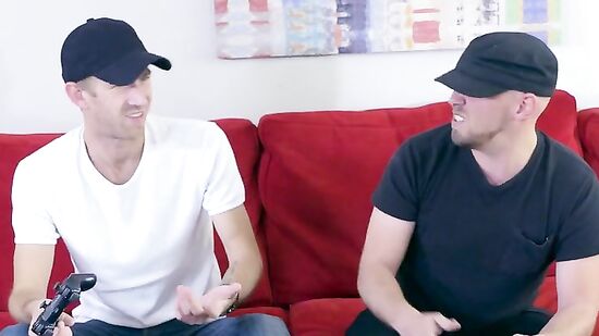 Застукал лучшего друга когда тот его мамку ебал, а она стонала от оргазма