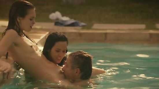 Лучшие подруги всегда все делают вместе - курят травку и трахают одного и того же мужчину